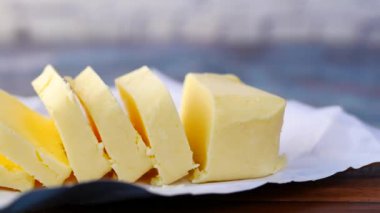 Masanın üzerinde bir dilim tereyağı. 