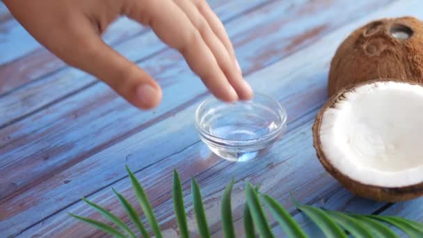 Vrouwen hand pick slice van verse kokosnoot — Stockvideo
