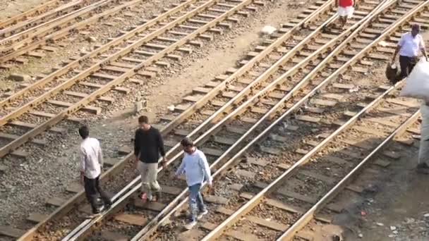 Dhaka bangladesh 23 november 2021. people crossing train platform — стоковое видео