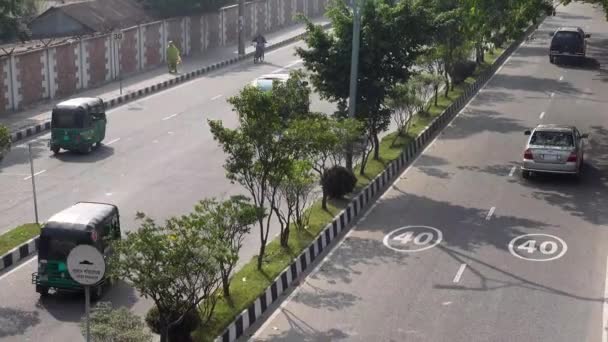 Verkeer verplaatsen in drukke in Dhaka stad in bangladesh — Stockvideo