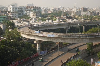 dhaka bangladeş 23 Ağustos 2021 Malibagh 'taki konut binalarının üzerinden uçar