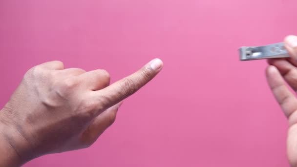 年轻人手割指甲 — 图库视频影像