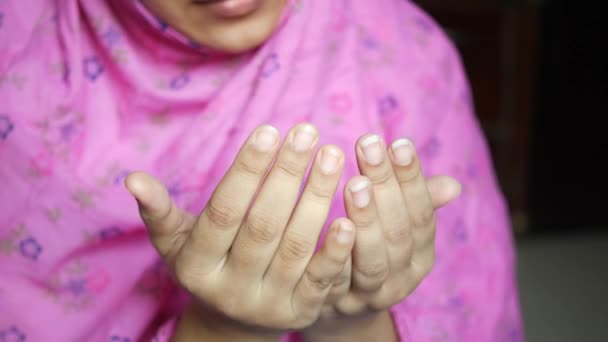 Закрыть руки мусульманам, молящимся в Рамадане — стоковое видео