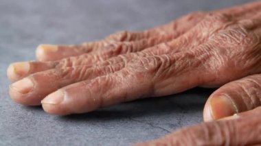 Yaşlı bir insanın ellerini kapat. 