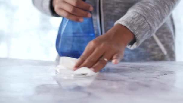 Ręka w niebieskie gumowe rękawice trzymając stół do czyszczenia butelki spray — Wideo stockowe