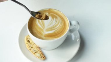 Kafenin tepesinde çiçek desenli geç kalmış bir fincan kahve. 