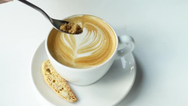 Egy csésze késő kávé virág alakú design tetején kávézóban — Stock videók