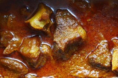 Masadaki kasede geleneksel Hint körili kuzu eti. 