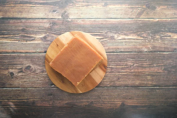 Jaggery tradicional cubo de açúcar de cana na mesa — Fotografia de Stock