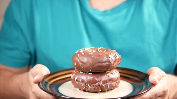 Jovem comendo donut, foco seletivo — Vídeo de Stock