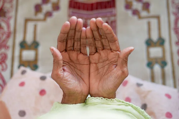 Vista superior de mulheres idosas mão orando no ramadã — Fotografia de Stock