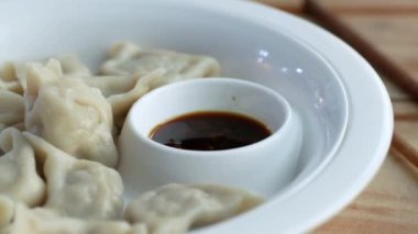 Buharda pişmiş Dim Sum 'u bir kasede kapat. 