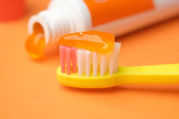 Cepillo de dientes infantil de color naranja con pasta — Foto de Stock