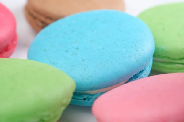 Close up de macaroon no fundo azul com espaço de cópia — Fotografia de Stock