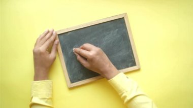 Tahtadaki matematik formülünde hata, eğitim konsepti