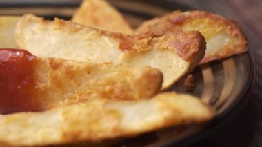 Tabakta taze pişmiş patates cipsi. 