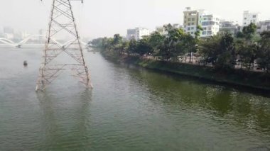 Kopya alanı ile mavi gökyüzüne karşı elektrik hatları 