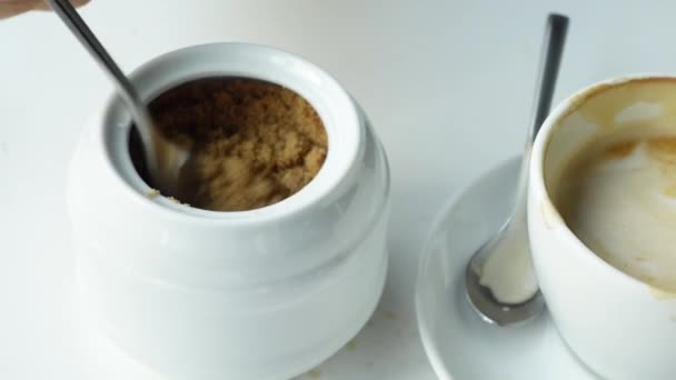 Pôr açúcar mascavo no café — Vídeo de Stock