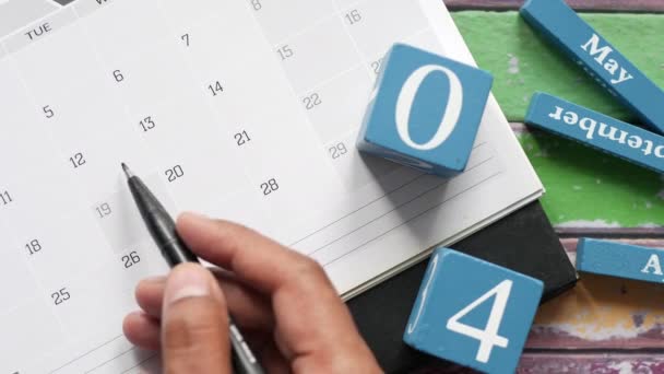 Deadline concept met rode stip op kalenderdatum — Stockvideo