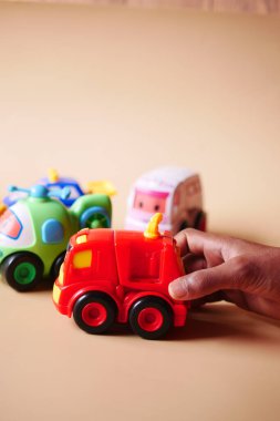  Mavi arka planda renkli plastik oyuncaklar 