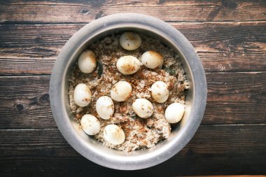 Yumurta, koyun eti, biryani yemeği masanın üstünde..