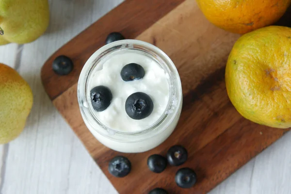 Nahaufnahme von frischem Joghurt mit blauen Beeren in einer Schüssel — Stockfoto