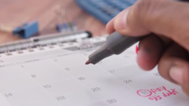 Έννοια προθεσμίας με κόκκινο σήμα κατά την ημερολογιακή ημερομηνία — Αρχείο Βίντεο