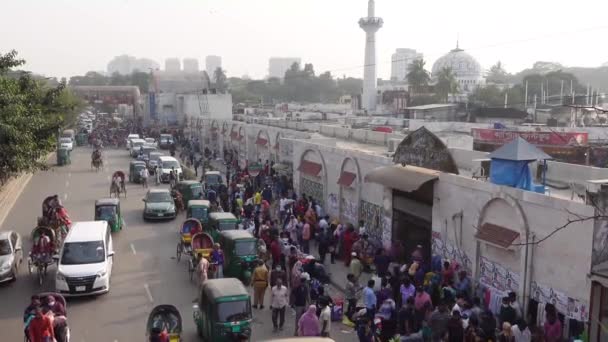 Dhaka bangladesh 24. Mai 2021. Menschen und Verkehr in einer überfüllten Stadt — Stockvideo
