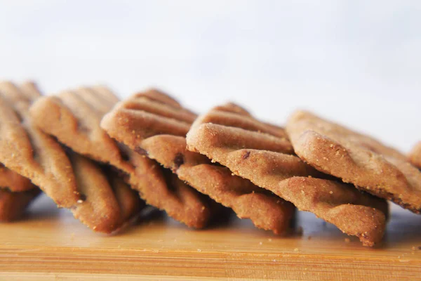 Perto de biscoitos doces na mesa de madeira — Fotografia de Stock