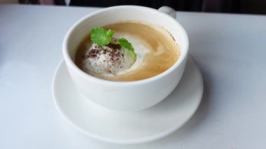 Masada dondurmalı bir fincan geç kalmış kahve. 