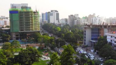 Güneşli bir günde Dhaka şehrinin konut ve finans binalarının yüksek açılı manzarası 