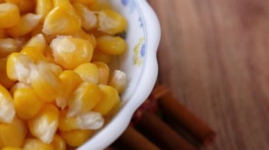 Masadaki kasede tatlı mısırlar ,