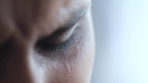 Крупный план расстроенного человека, страдающего от сильной боли в глазах — стоковое видео