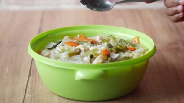 Jedzenie świeżych sałatek warzywnych miski na stole, — Wideo stockowe
