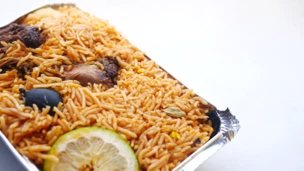 Comida biryani de cordero en una caja para llevar en blanco — Vídeos de Stock