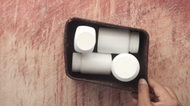 Jonge man hand houden geneeskunde pil container — Stockvideo