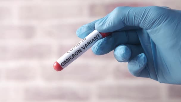 Hand halten omicron Variante Coronavirus Blutteströhrchen — Stockvideo