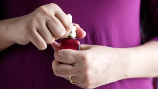 Γυναίκες χέρι Drop πέφτει από μια πιπέτα σε ένα καλλυντικό μπουκάλι — Αρχείο Βίντεο