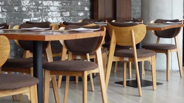 Wiele pustych krzeseł w kawiarni w okresie wirusa korony — Wideo stockowe