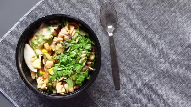 新鲜蔬菜沙拉碗放在桌上, — 图库视频影像