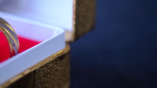 Close up wedding ring in a box on r table — Stock Video © Towifqu