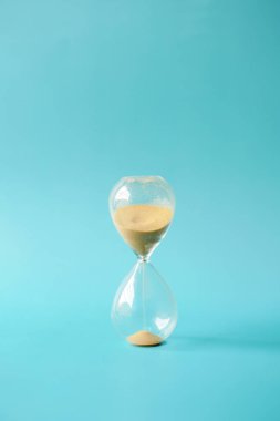 Masadaki kum saati, kum saati ampulünden akan kum.