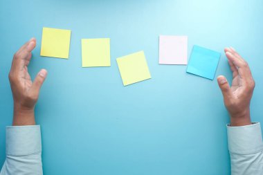 Renk arkaplanı üzerine renkli yapışkan notlar kümesi 