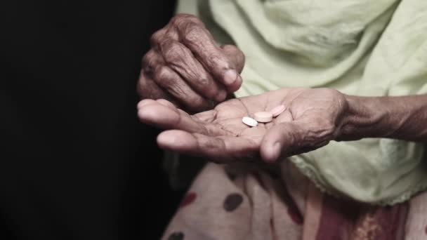 Slow motion van oudere vrouwen die in het donker medicijnen gebruiken — Stockvideo
