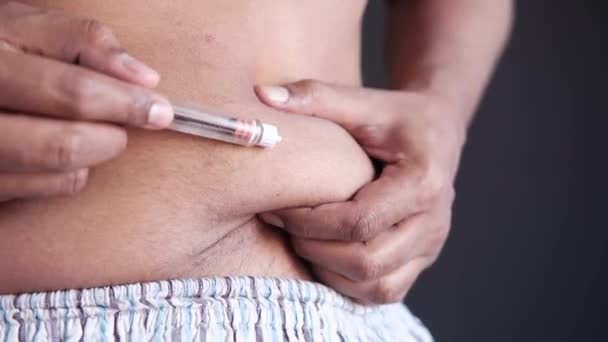 Młody człowiek ręka za pomocą wstrzykiwacza insuliny zbliżyć — Wideo stockowe