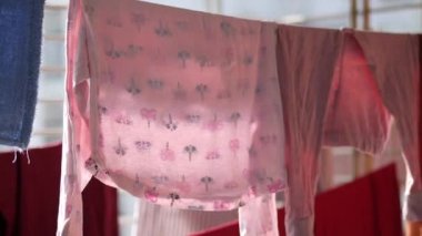  Asılı pantolonla dolu çocuk kıyafetleri.