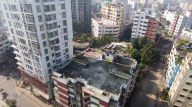 Güneşli bir günde Dhaka şehrinin konut ve finans binalarının yüksek açılı manzarası 
