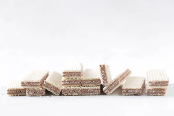 Detalhe curto de chocolate rolo wafer isolado em branco — Fotografia de Stock