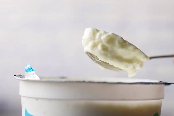 Yogurt fresco en una cuchara de cerca — Foto de Stock