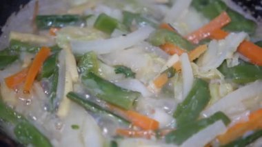 Masada taze sebze kasesi var.,